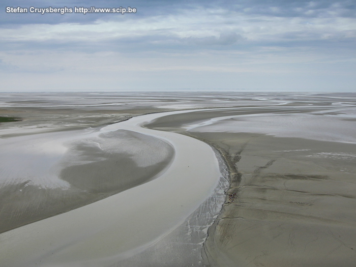 Mont Saint Michel - De baai Getijden worden veroorzaakt door de interactie van zon een maan. Dit fenomeem is vooral zichtbaar in de baai van Mont Saint Michel. Gedurende doodtij bereikt de zee de rots niet, maar gedurende springtij bereiken de golven de rots na 4 en half uur na de start van het tij en dit om de veertien dagen. Stefan Cruysberghs